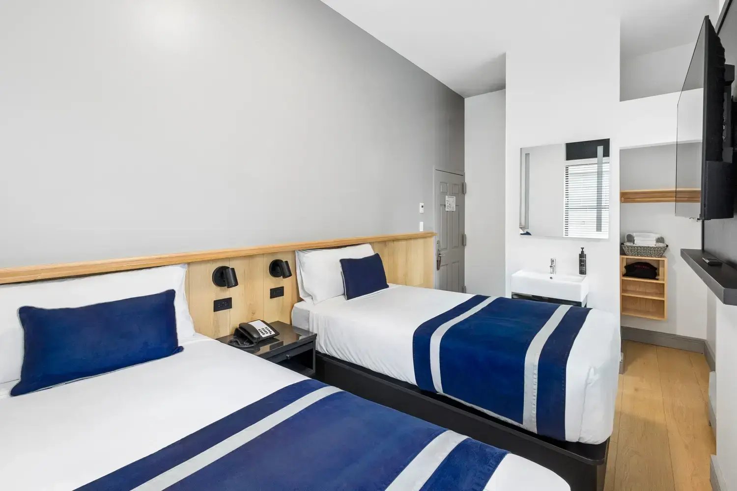 Americana Inn Double Room (Separate Beds) 1