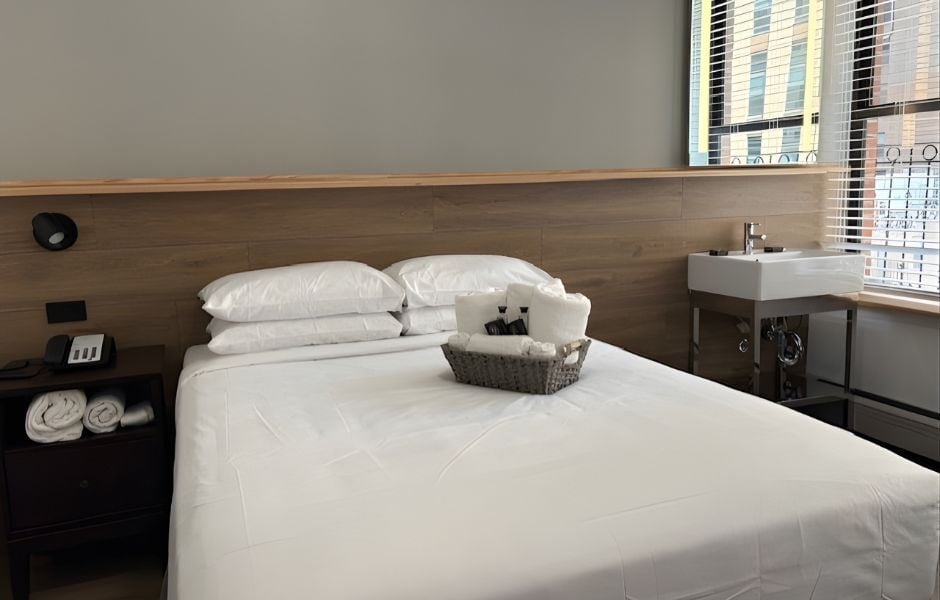 Americana Inn Three Twin Room 3